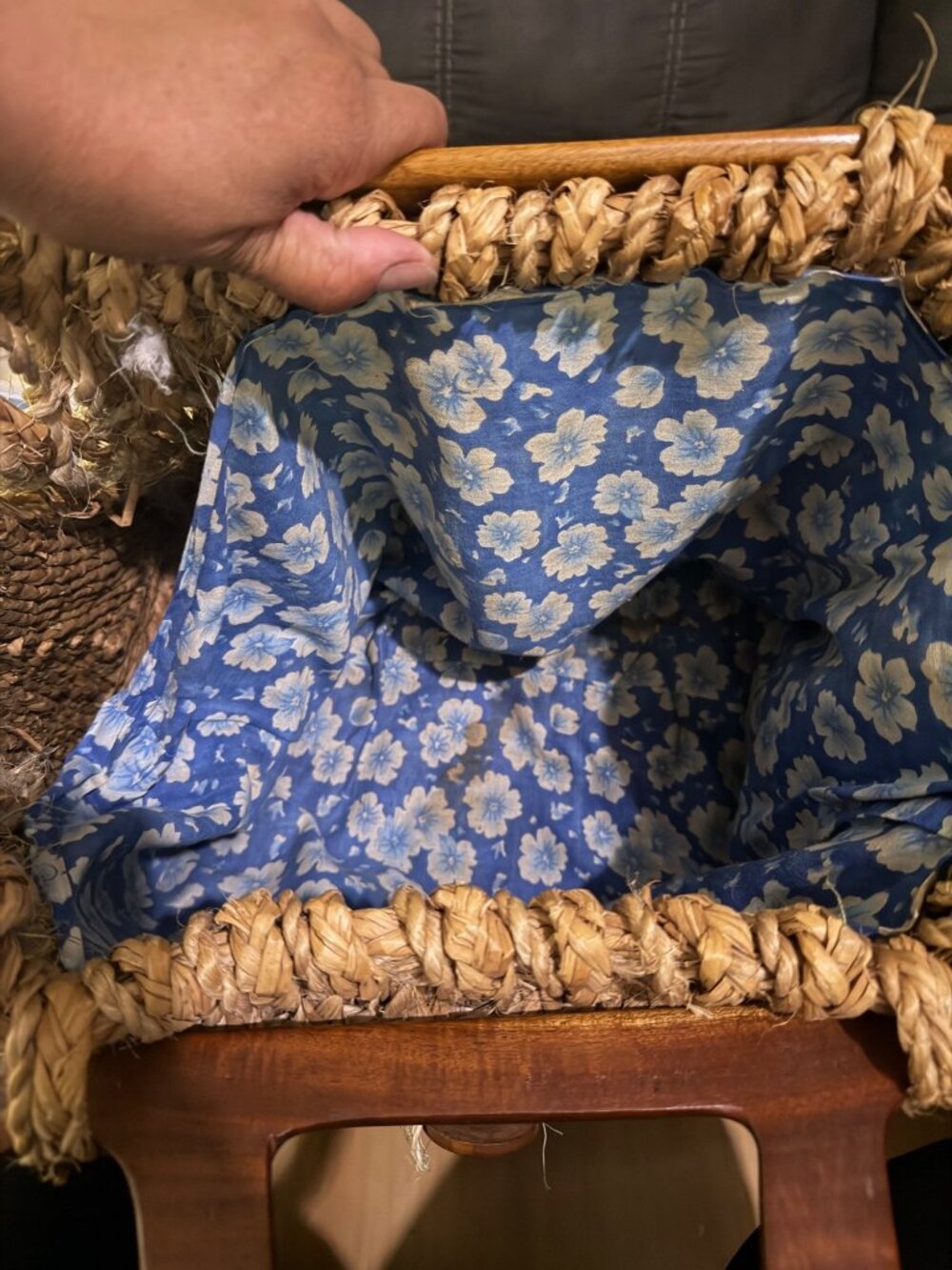 Vintage Woven Straw Handbag With Wooden Handles & Button Loop Closure - Picture 8 of 8
